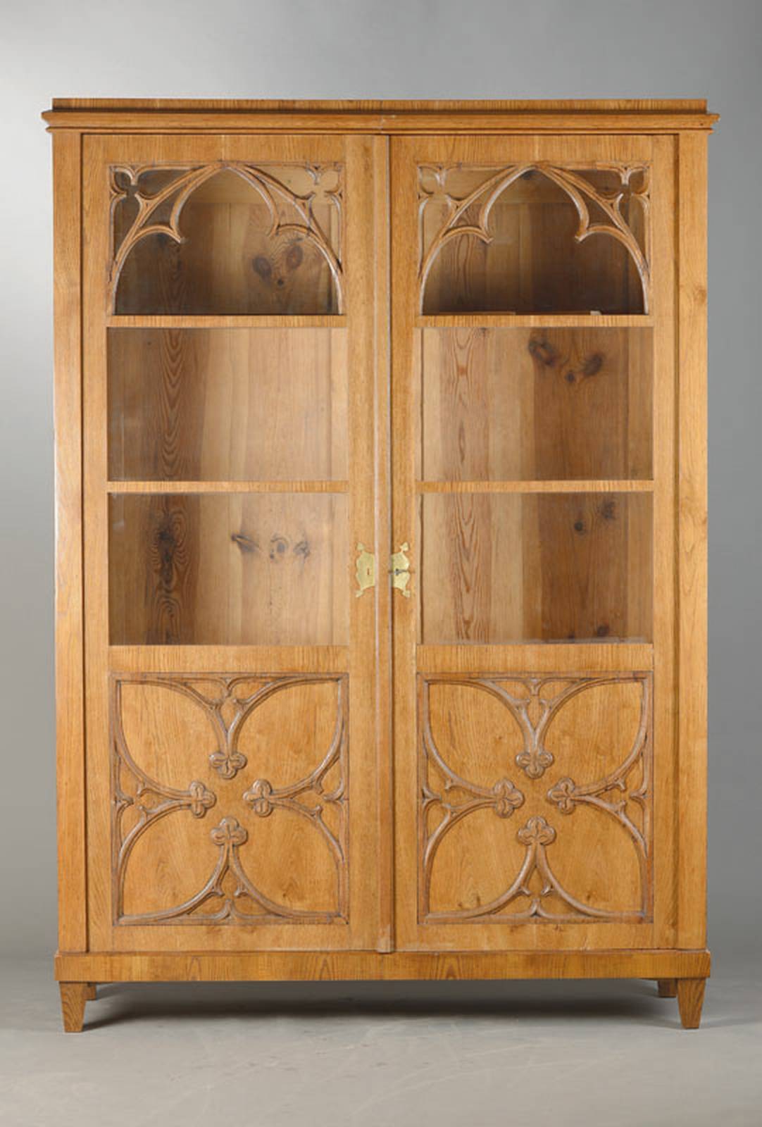 Seltene Neu-Gotische Vitrine, mitteldeutsch, um 1840, Eschefurnier, 2-türig, Spaltschrank, Türen mit dekorativer Masswerk-Versproßung, 4-passig ...