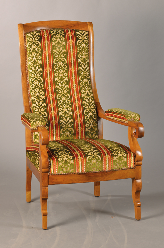 sog. Voltaire-Sessel, deutsch, um 1830, Nussbaum massiv, Polster u. Bezug mit Gebr.-Sp., H. ca. 115 cm, Sh. ca. 46 cm