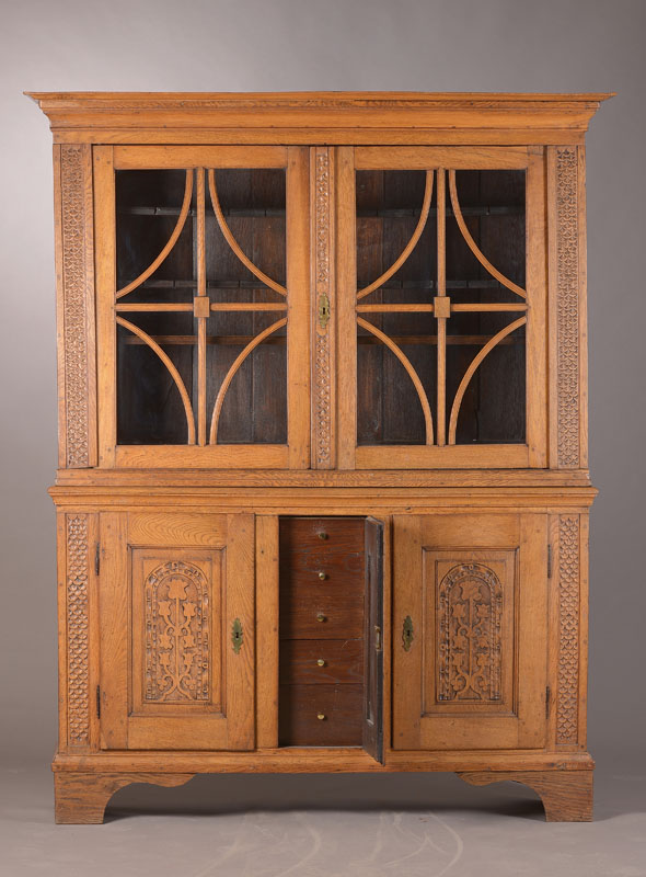 Aufsatzschrank, Mitteldeutsch, wohl Nordhessen, 1.H.19.Jh., Eiche massiv, 3-türiger Unterbau, mittig erneuerte Schlubladenreihe, 2-türiger ...