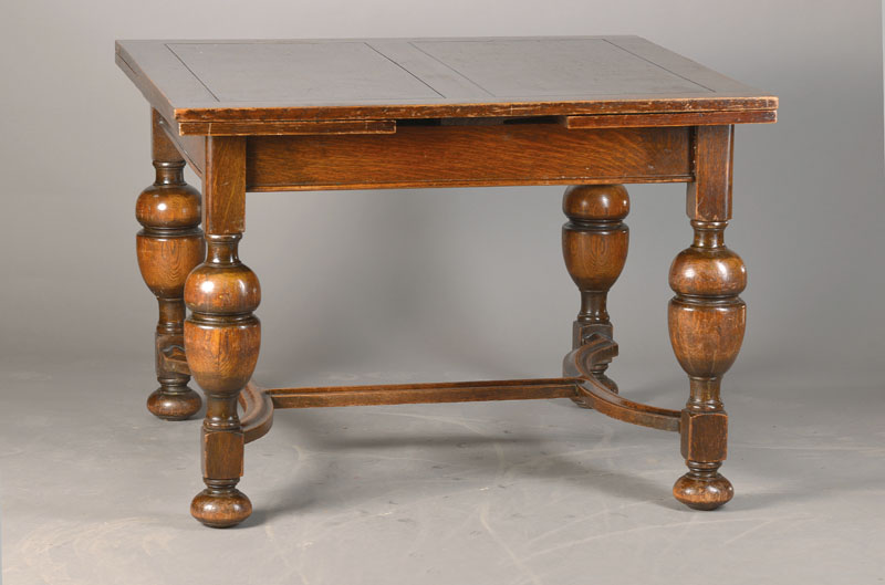 Ausziehtisch, Historismus, deutsch, um 1880/1900, Eiche massiv, wuchtige Balusterbeine, integr. Ausziehplatten, ca. 77x107x107 cm