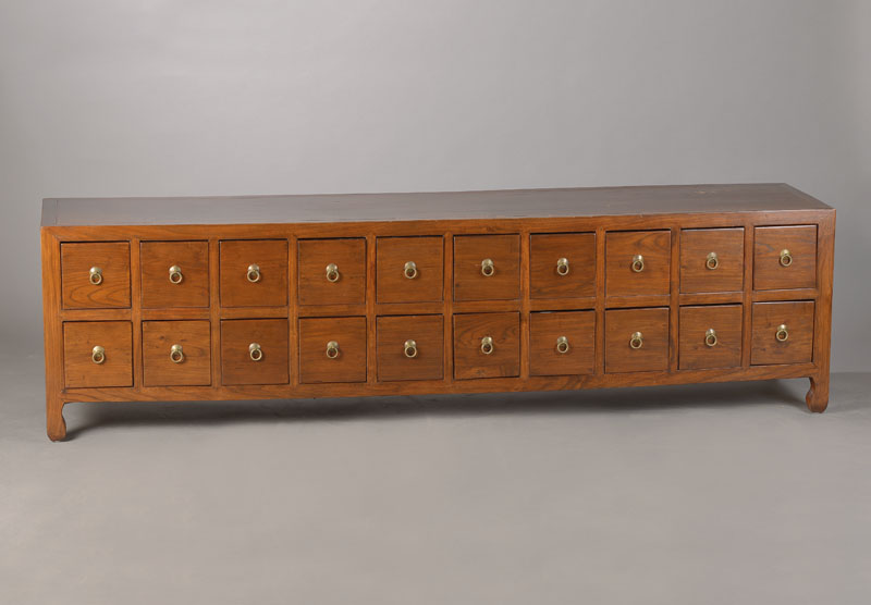 Lowboard, China, 20.Jh., Mahagoni, 20-schübig, schöne Patina, wenige Alterssp., ca. 56x205x45 cm