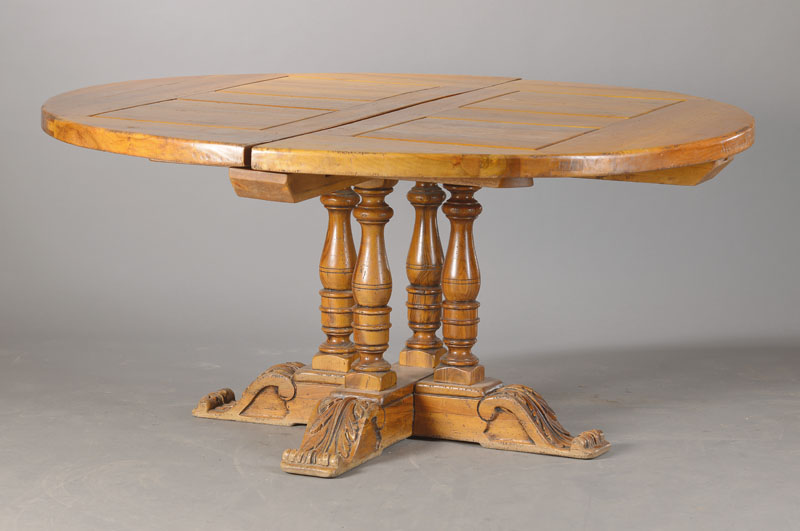 Massiver Auszugstisch, wohl Frankreich, 1.H.20.Jh., im Historismus-Stil, massives Kastanienholz, Platte kassettiert, wuchtiger Sockelfuß mit 4 ...