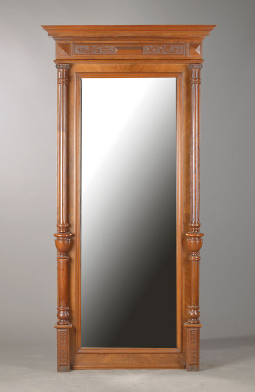 Großer Gründerzeitspiegel mit Konsole, deutsch, um 1880/90, Nussbaumfurnier, kannlierte Vollsäulen, Gründerzeitornamentik, Konsole besch. u. ...
