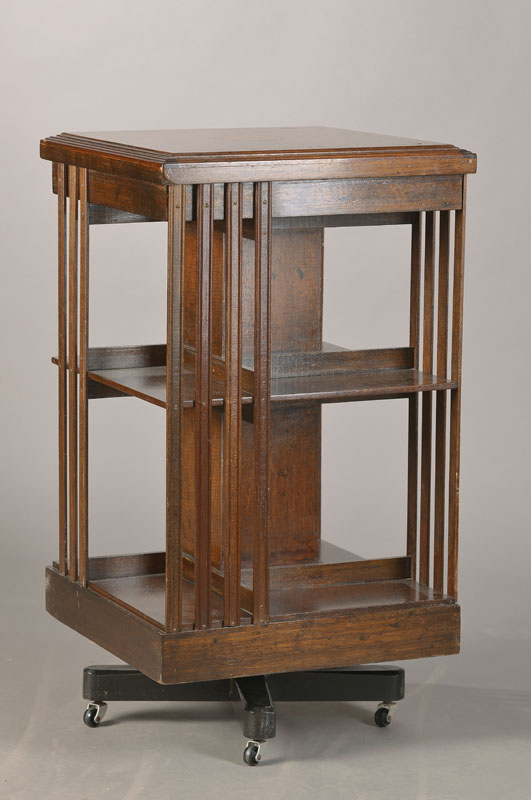 Drehbarer Bücherständer, sog. Revolving Bookcase, England, 2.H.19.Jh., viktorianisch, Mahagoni, 2 Etagen für Bücher, Platte mit Bandintarsie u. ...