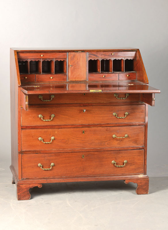 Chippendale-Schrägklappensekretär, England, um 1760/70, Mahagoni, 4-schübig, Schrägklappeninnenleben 6-schübig mit abschließbarer Türe u. 8 ...
