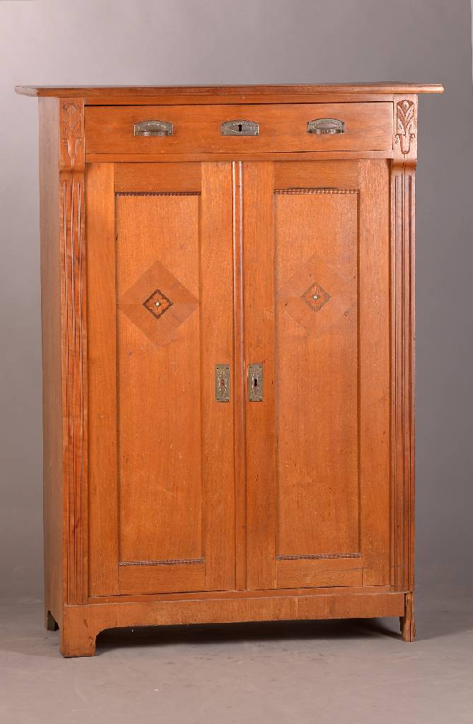 Vertiko, Jugendstil, deutsch, um 1900, Eiche massiv, mit Perlmutteinlagen, 2-türig, 1-schübig, orig. Jugendstilbeschläge, floral-stilisierte ...
