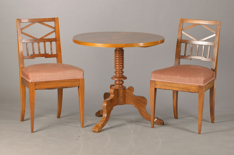 Biedermeier-Ensemble, deutsch, Stühle in früher klassizistischer Formgebung, konische Vierkantbeine u. versproßte Rückenlehne, um 1810, Nussbaum, ...