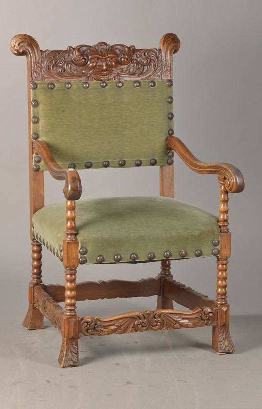Üppiger Renaissance-Stil-Sessel, deutsch, um 1870/80, Nussbaum massiv, Rückenbrett mit detailreich gebildhauerter Fratze u. dicken ...