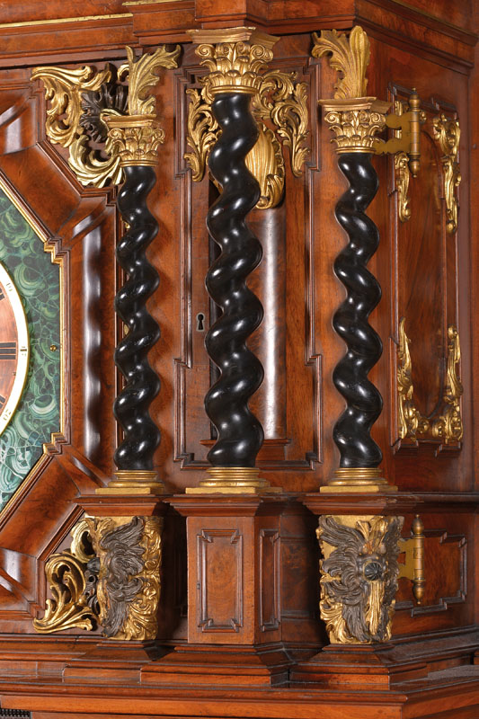 Detail a: Prunkschrank mit Uhr, nach Augsburger Vorbild um 1700, Nußbaum- und Wurzelnussfurnier auf Weichholzkorpus, Tischgestell mit drei Schüben und ...