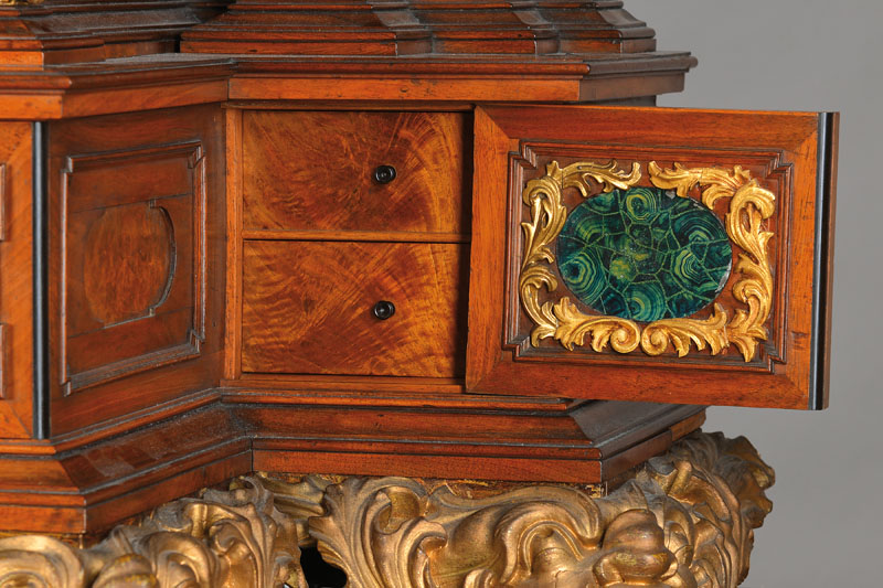 Detail b: Prunkschrank mit Uhr, nach Augsburger Vorbild um 1700, Nußbaum- und Wurzelnussfurnier auf Weichholzkorpus, Tischgestell mit drei Schüben und ...