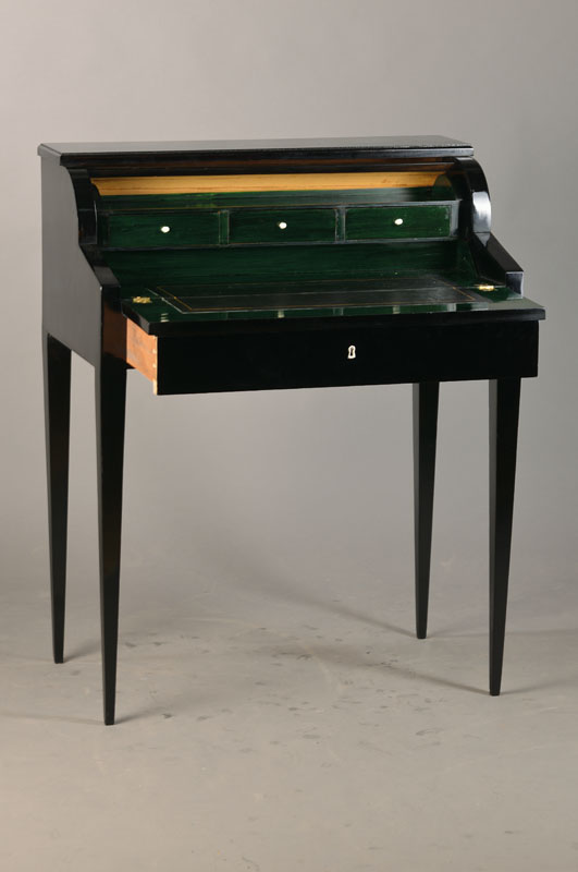Rollsekretär, wohl Frankreich, 30er Jahre, Art-Deco, Mahagoni schwarz gelackt, Furnier im Innenleben z.T. grün eingefärbt, Zargenschub mit ...