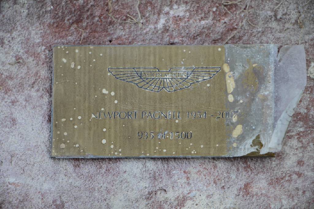 Detail a: Aston Martin Newport Pagnell Fabrik Ziegelstein, England, 2008, limitierte Auflage von 1.500 Ziegelsteinen vor der Fabriksanierung in Newport ...