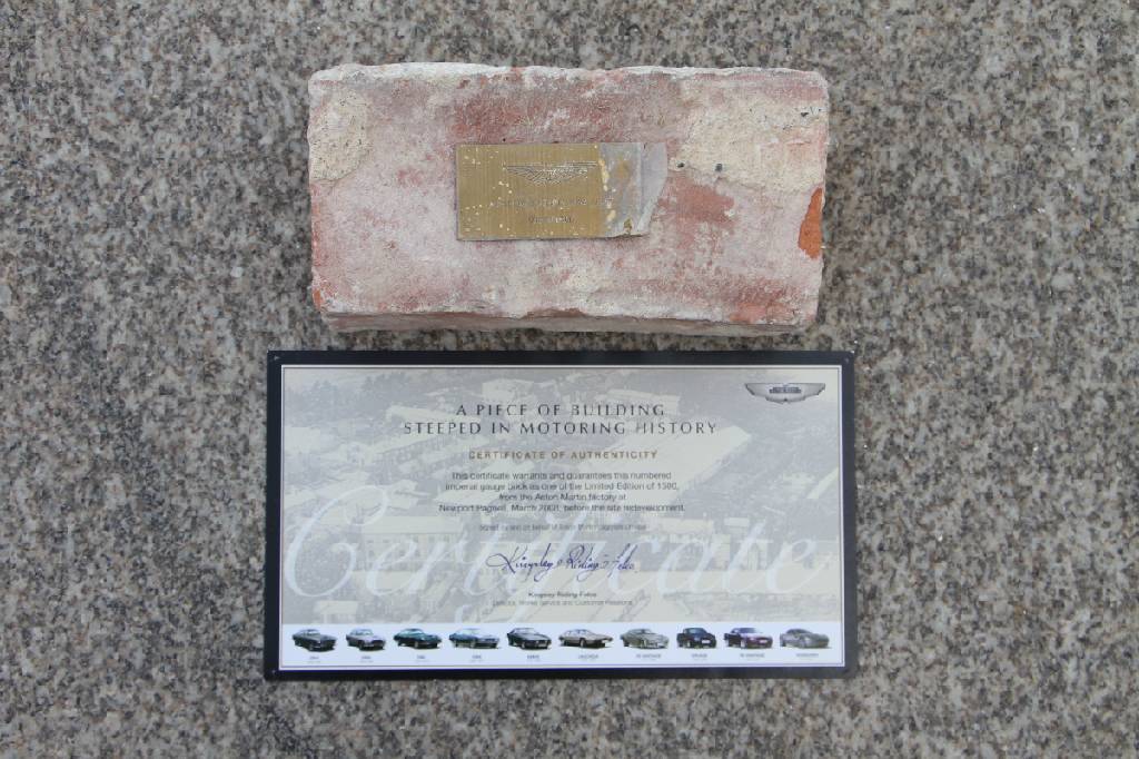 Detail b: Aston Martin Newport Pagnell Fabrik Ziegelstein, England, 2008, limitierte Auflage von 1.500 Ziegelsteinen vor der Fabriksanierung in Newport ...