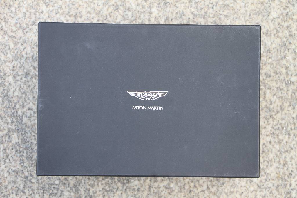 Detail d: Aston Martin Newport Pagnell Fabrik Ziegelstein, England, 2008, limitierte Auflage von 1.500 Ziegelsteinen vor der Fabriksanierung in Newport ...