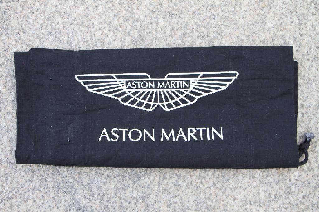 Detail e: Aston Martin Newport Pagnell Fabrik Ziegelstein, England, 2008, limitierte Auflage von 1.500 Ziegelsteinen vor der Fabriksanierung in Newport ...