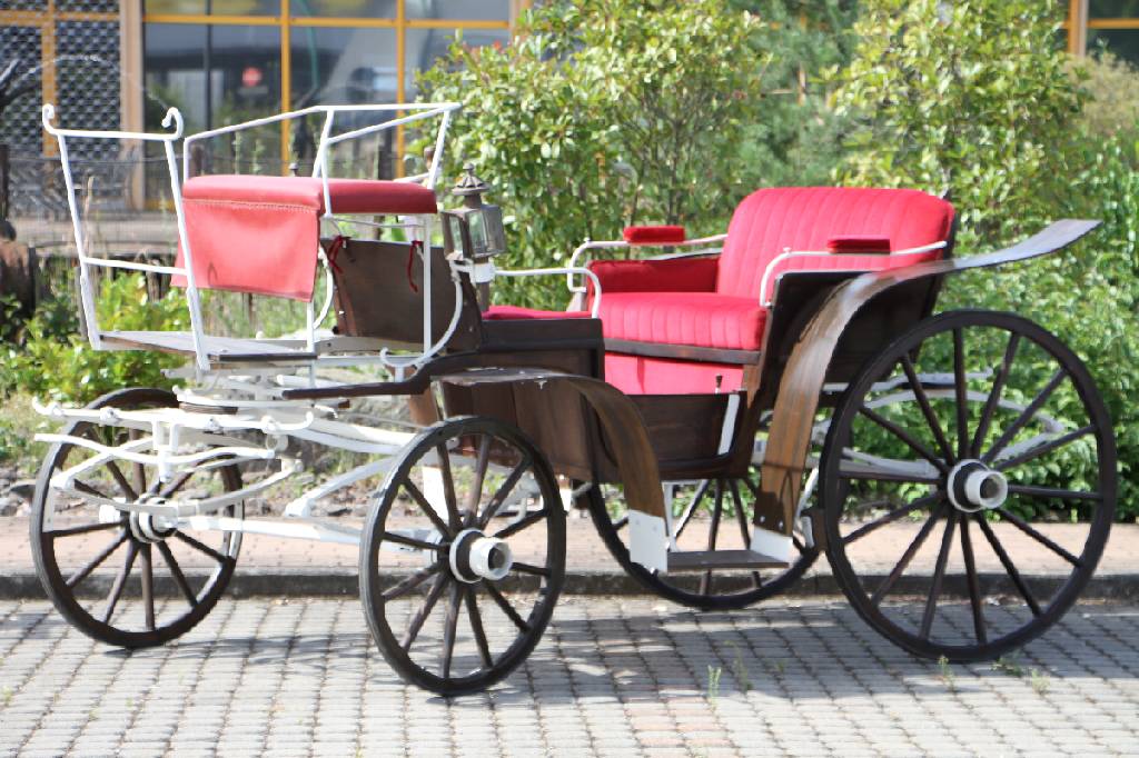 Victoria-Kutsche, deutsch um 1900, Eisenkonstruktion mit doppelter Federung weiß lackiert, Eiche massiv, Räder Buche, Holzaufbauten erneuert, 6 ...