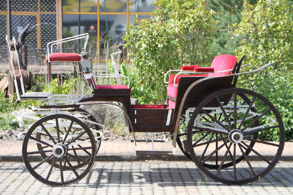 Detail a: Victoria-Kutsche, deutsch um 1900, Eisenkonstruktion mit doppelter Federung weiß lackiert, Eiche massiv, Räder Buche, Holzaufbauten erneuert, 6 ...