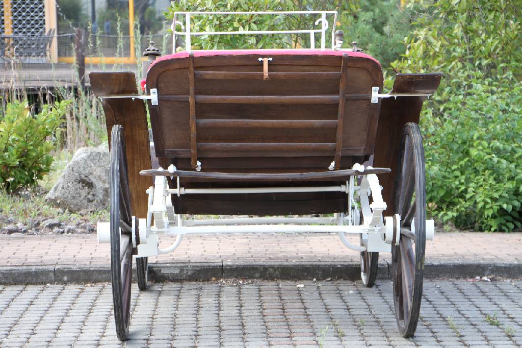 Detail d: Victoria-Kutsche, deutsch um 1900, Eisenkonstruktion mit doppelter Federung weiß lackiert, Eiche massiv, Räder Buche, Holzaufbauten erneuert, 6 ...