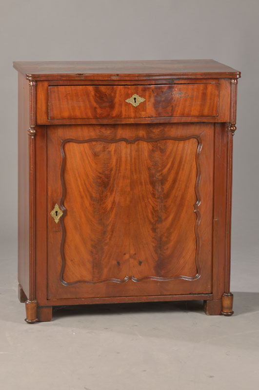 Halbschrank, deutsch, Mitte 19.Jh., Mahagonifurnier doppelt gespiegelt verlegt, 1-schübig u. 1-türig, Schub der Schweifung angepasst, Türe mit ...