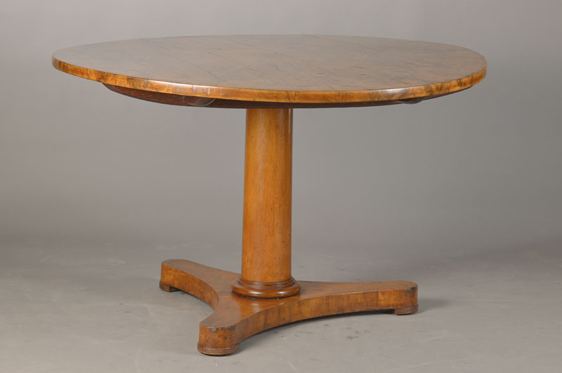 Salontisch, süddeutsch, um 1820, Nussbaum massiv u. furniert, Zargelose Tischplatte sek. verstärkt, strenger Schaft mit 3-fach eingezogener ...
