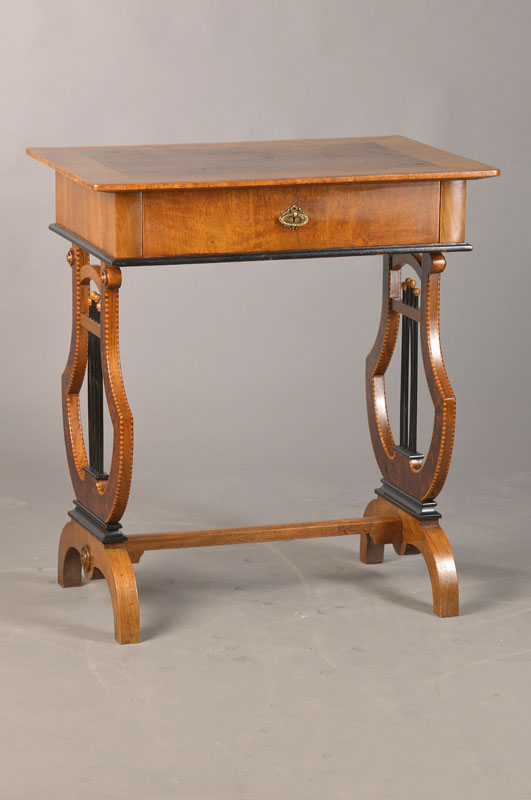 Nähtischchen, sog. Lyra-Tischchen, deutsch, um 1900, nach Biedermeiervorbild, Nussbaum, Seitenwangen als Lyra ausgearbeitet mit eleganter ...
