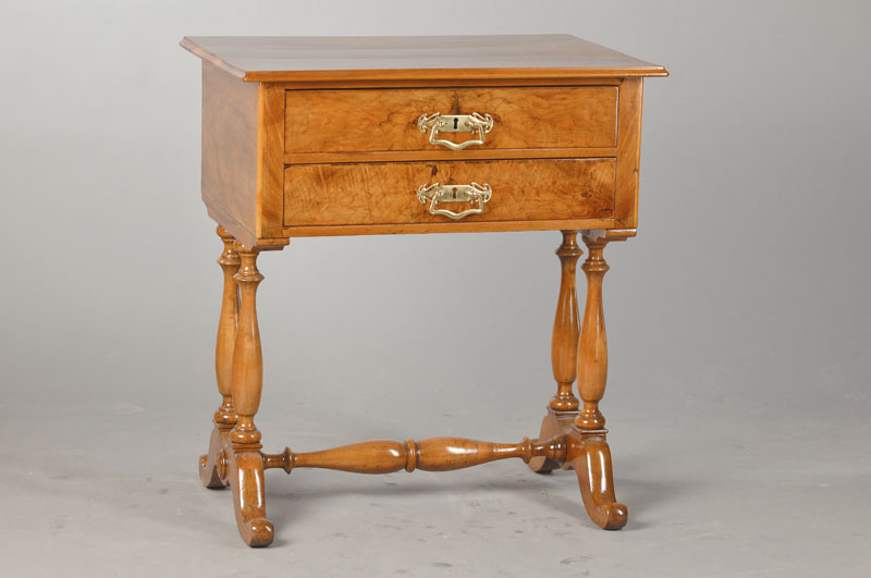 Nähtischchen, deutsch, um 1880, Nussbaumfurnier auf Weichholzkorpus, gedrucktes Untergestell, wohnfertig, 2-schübigca. 73x64x47 cm