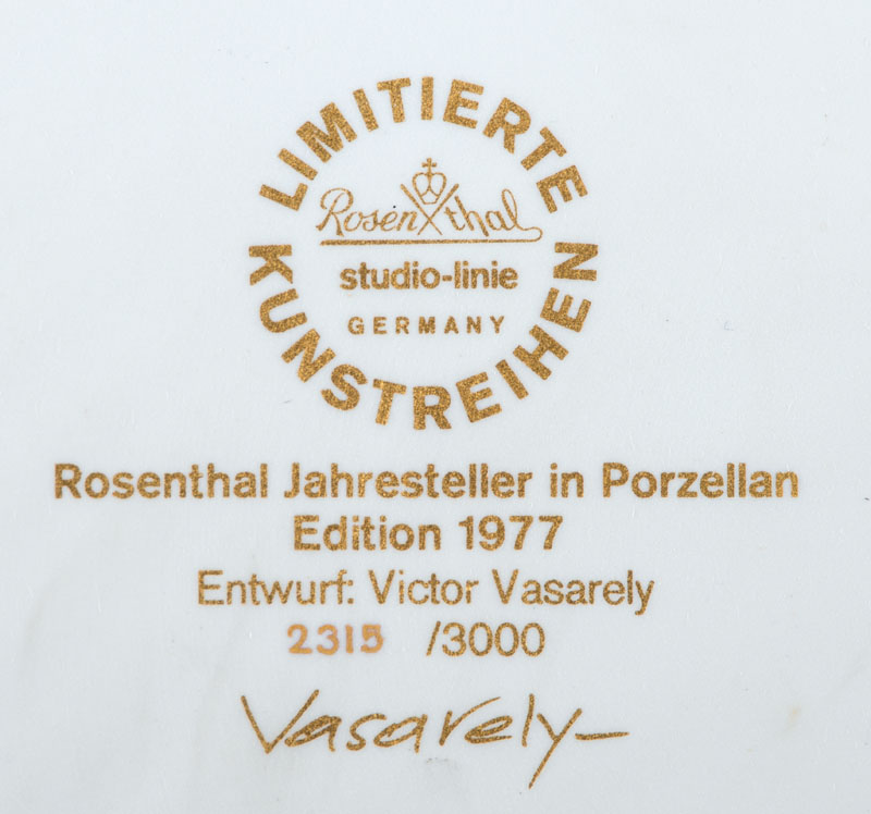 Detail a: Victor Vasarely, 1906-1997, Jahresteller, Porzellan, Rosenthal Edition 1977, verso gemarkt und num. 2315/3000, ca. 35x31 cm