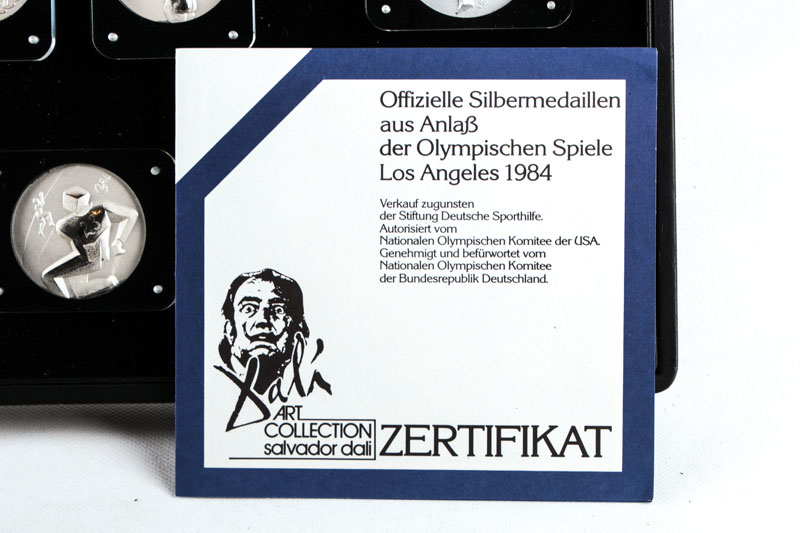 Detail c: Salvador Dali, 1904-1989, Offizielle Silbermedaillen aus Anlaß der Olympischen Spiele Los Angeles 1984, 10 Medaillen mit verschiedenen Sportmotiven ...