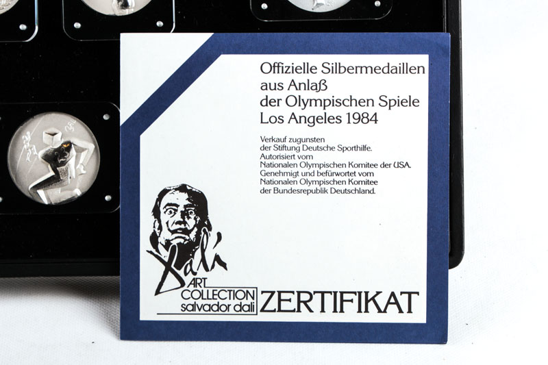 Detail f: Salvador Dali, 1904-1989, Offizielle Silbermedaillen aus Anlaß der Olympischen Spiele Los Angeles 1984, 10 Medaillen mit verschiedenen Sportmotiven ...