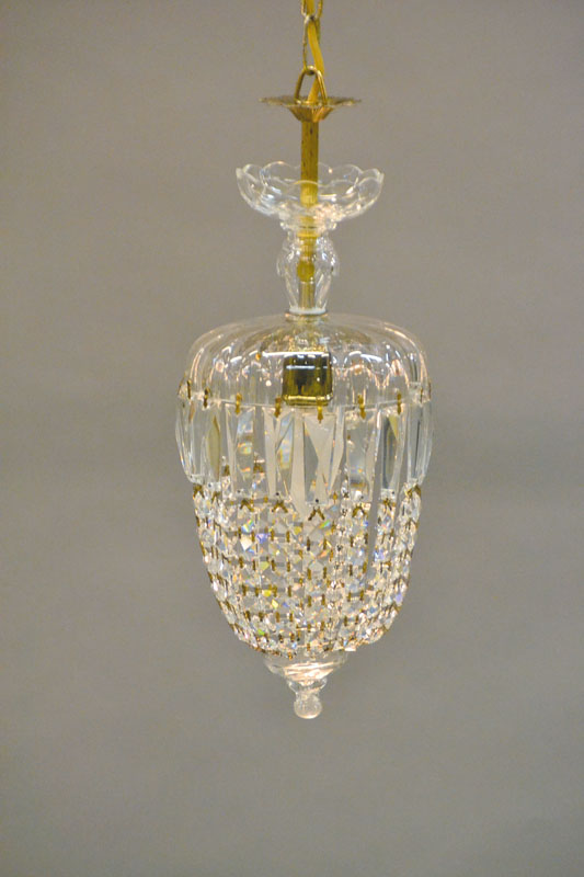Formschöner Kristall-Salonlüster, wohl Böhmen, um 1930, im klassizistischen Stil, Glasschaft mit ausserordendlichem Kristall-Behang, 1-flammig, ...