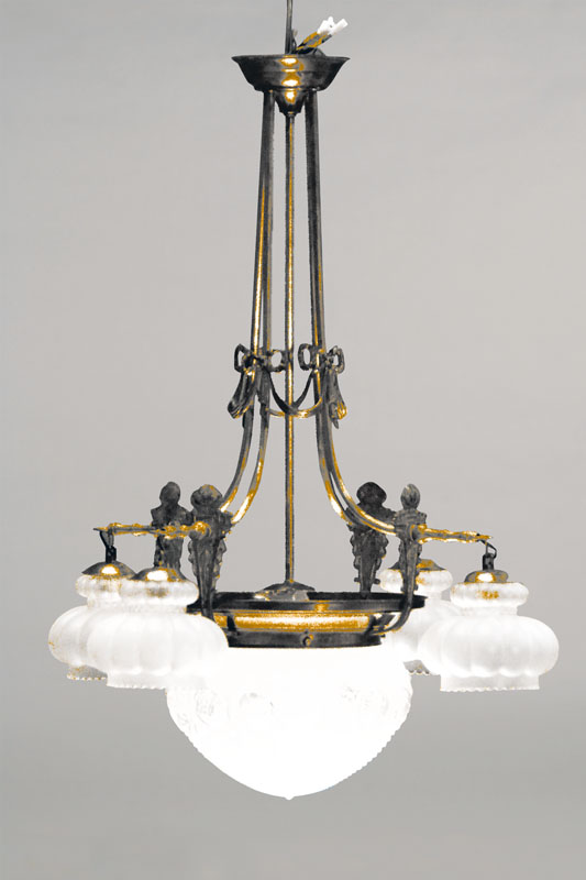 Deckenlampe, um 1910, Messinggürtelung mit Girlanden u. Schleifen nach klassizistischem Vorbild, Glasschirme in die Form geblasen z.T. mattiert, ...
