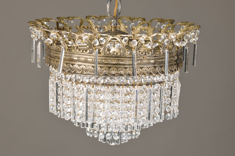 Prunkvoller Prismenlüster, Spanien, um 1930, weitflächig durchbrochen gearbeiteter Weissbronze-Kranz im Reliefdekor, an 5 konzentrischen Ringen ...
