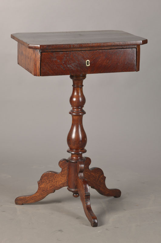 Nähtischchen, deutsch, um 1870, Eichefurnier, gedrechselter Baluster mit Dreifuß, 1 Schublade mit Einteilung, Alterssp., ca. 78x51x41 cm