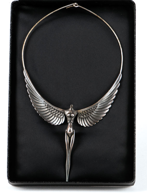 Paul Wunderlich, 1927-2010, Nike-Collier, 1977, Silber, gestempelt 925, sign., num. 35/10000, 9x13 cm, in schwarzem Etui