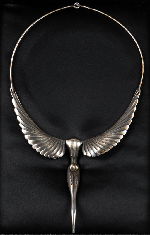Detail a: Paul Wunderlich, 1927-2010, Nike-Collier, 1977, Silber, gestempelt 925, sign., num. 35/10000, 9x13 cm, in schwarzem Etui