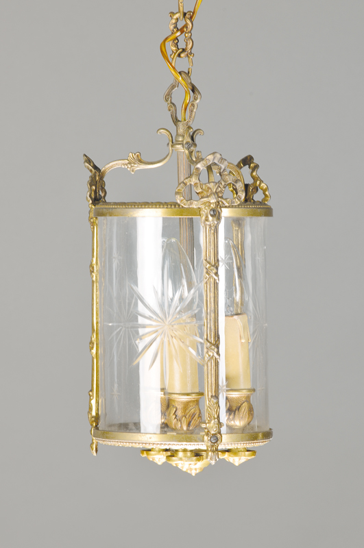 Runde Laternenlampe, Frankreich, Mitte 20.Jh., Messinggestell nach klassizistischemVorbild, Perlleiste, Rundgläser z.T. geschliffen, 3 Brennstellen ...