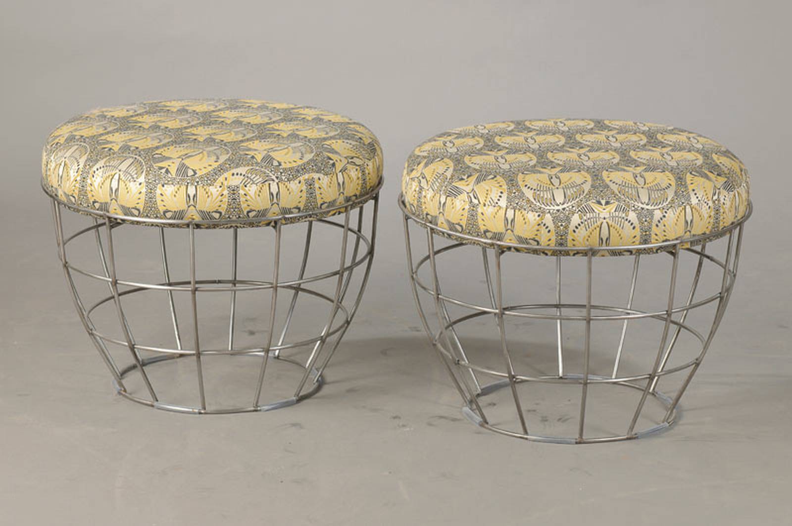 Paar Hocker, 70er Jahre, im Stile Verner Pantons, Stahlgeflecht mit aufgelegtem Polster, aufwendiger Bezug, ca. H. ca. 43 cm, D. ca. 52 cm