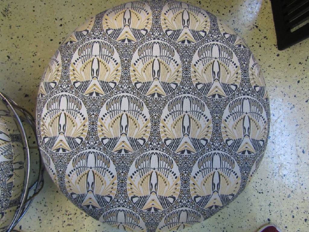 Detail a: Paar Hocker, 70er Jahre, im Stile Verner Pantons, Stahlgeflecht mit aufgelegtem Polster, aufwendiger Bezug, ca. H. ca. 43 cm, D. ca. 52 cm