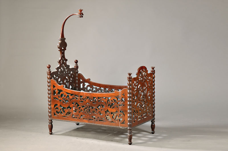Kinderbettchen, im asiatischen Stil, frühes 20.Jh., Mahagoni, in reicher Durchbrucharbeit,ca. 135x63x105 cm Innenmaße ca. 94x51 cm,