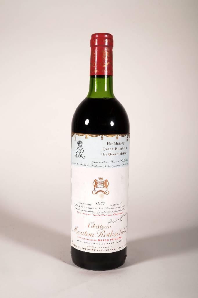 1 Flasche 1977 Chateau Mouton Rothschild, Pauillac, ca. 75 cl, Füllstand: ca. top shoulder, unverkostet, Kapsel min besch., Etikett l. beschmutzt ...