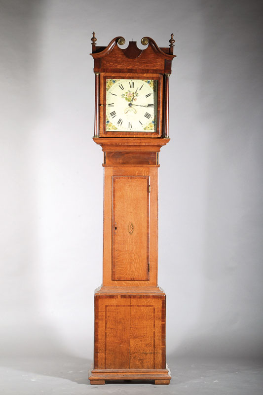 Standuhr, England um 1820/30, Gehäuse im Stil der Zeit, Eiche mit Nußbaum, profiliert, Sockel mit Spannungsriß, in Türfüllung intarsierte ...