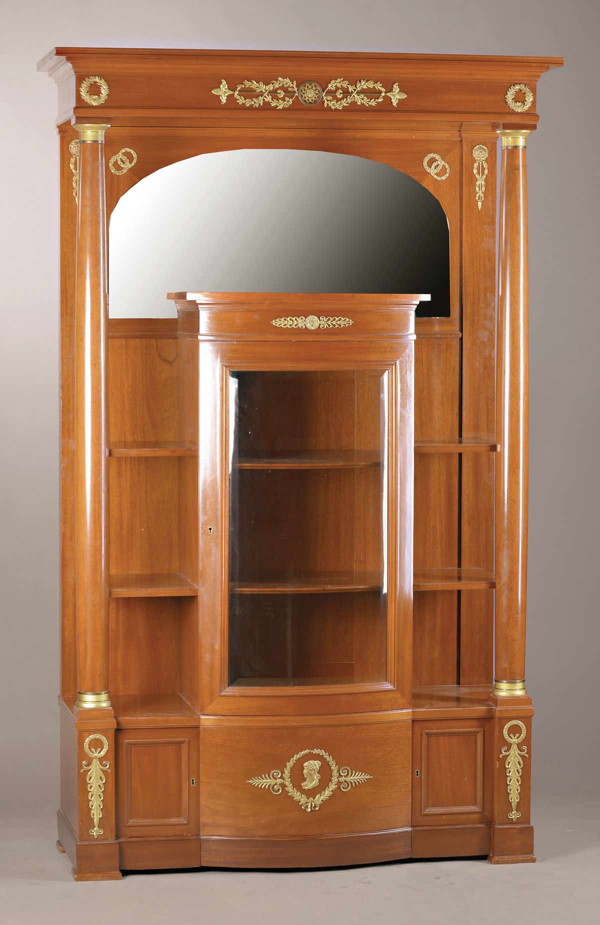 Zierschrank, wohl München, um 1905/10, klassizistischer Jugendstil, Mahagoni furniert, Weichholzkorpus, Sockel 2-türig, mittige Vitrine mit fac. ...