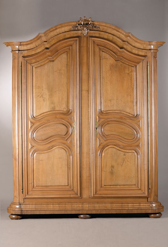 Barockschrank, wohl Bad Bergzabern, um 1750/60, Nussbaum massiv u. querfurniert, 2 -türig, auf Rahmen gearbeitet, auf Gehrung, insg. 12-Kassetter, ...