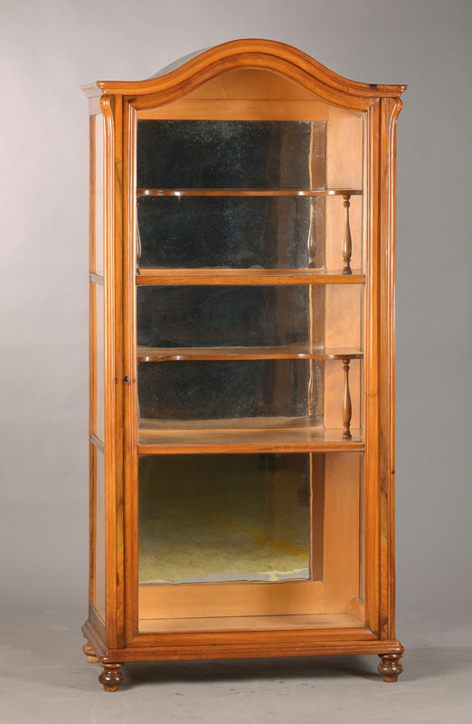 Spätbiedermeier-Vitrine, süddeutsch, um 1860, Nussbaumfurnier, 3-seitig verglast, alt verglast, 1-türig, gewölbter Giebel, orig. Schloss mit ...