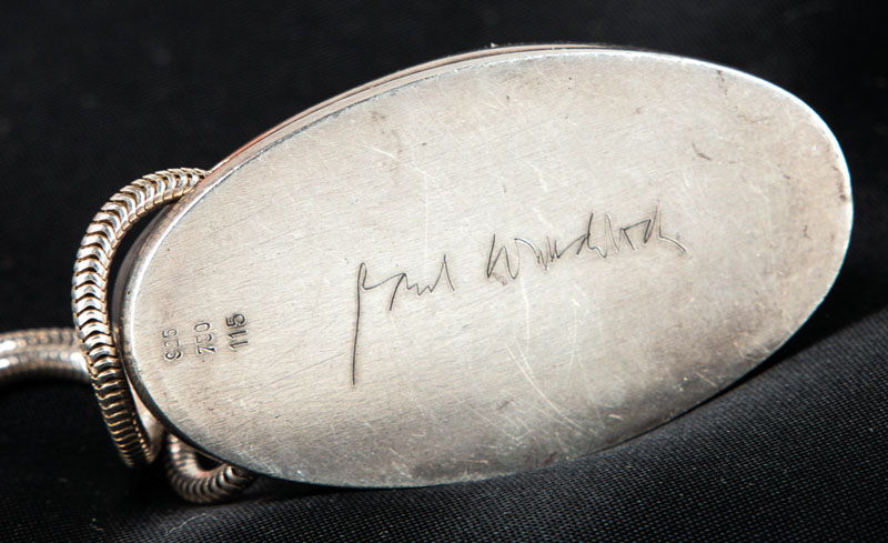 Detail a: Paul Wunderlich, 1927-2010, Silber-Anhänger in Form einer weiblichen Brust, 925er Silber und GG 750/000, sign., num. 115, mit Silber- Kette