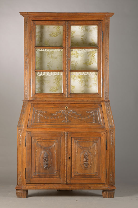 Eck-Aufsatzsekretär, Louis-Seize, um 1780/90, Nussbaum massiv, Teile sek., 2-teilig, Unterbau mit 2-türigem Schrank u. Schrägklappensekretär, ...