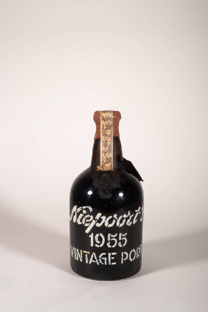1 Flasche 1955 Niepoort´s Vintage Port, ca. 75 cl, 21,2 % Vol., Füllstand: ca. into neck, unverkostet, mit der orig. Banderole diese l. beschmutzt, ...