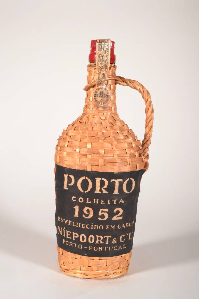 1 Flasche 1952 Niepoort Colheita, ca. 75 cl, 20 % Vol., unverkostet, mit der orig. Banderole diese min. besch., Etikett l. beschmutzt und min besch. ...