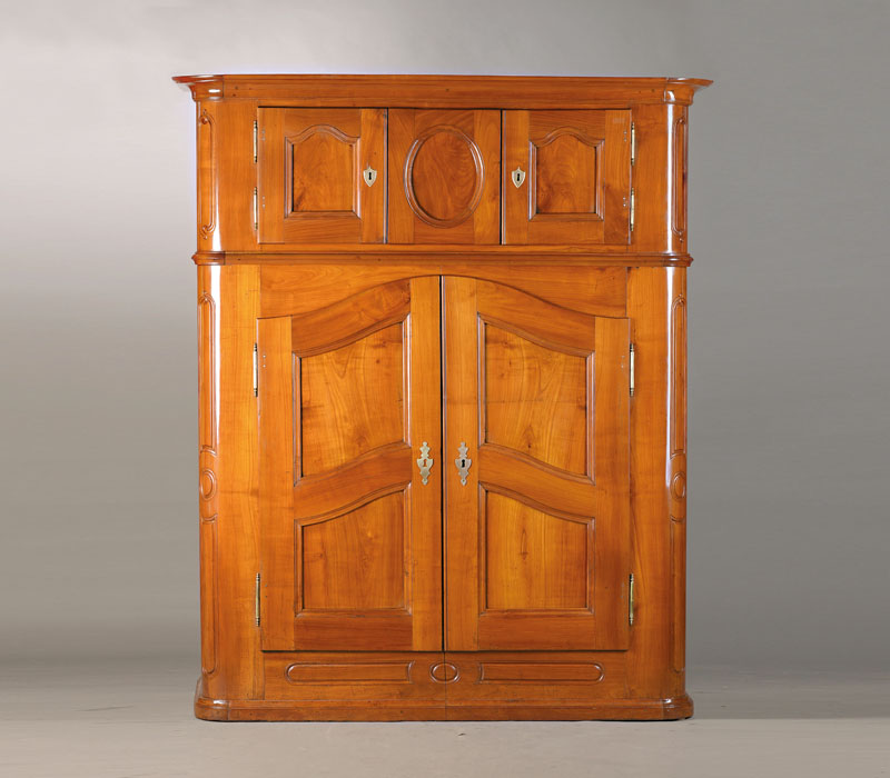 Aufsatzbuffet, wohl Schwarzwald / Bodensee, 2. H. 18.Jh., Kirschbaum massiv, Weichholzkorpus, Unterbau 2-türig, Spaltschrank, regionstypisch ...