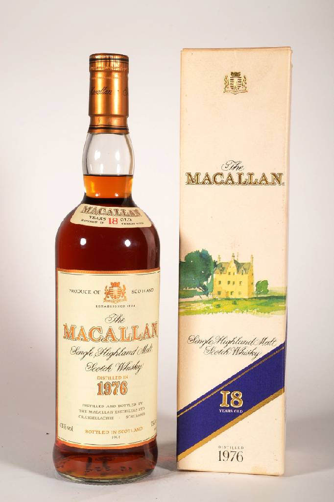 1 Flasche 1976 The Macallan 18 years old Highland Malt Scotch Whisky, ca. 75 cl, 43% Vol., unverkostet, 18 Jahre im Sherry Fass gereift, sehr guter ...